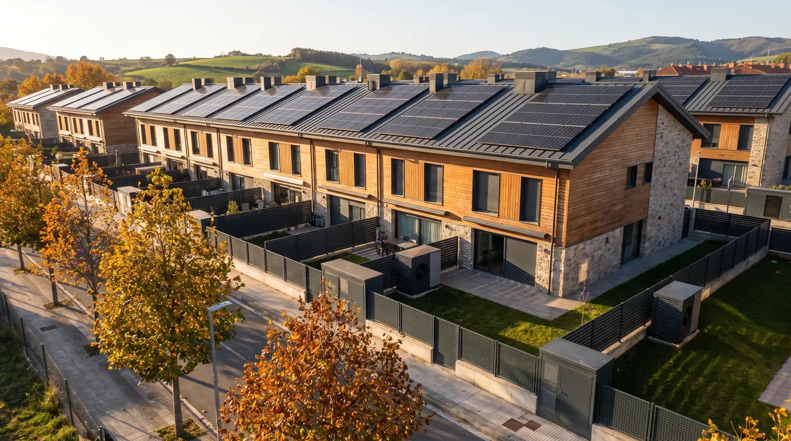 Casas adosadas en las afueras de Vitoria-Gasteiz con placas solares en los tejados y bombas de calor en los jardines
